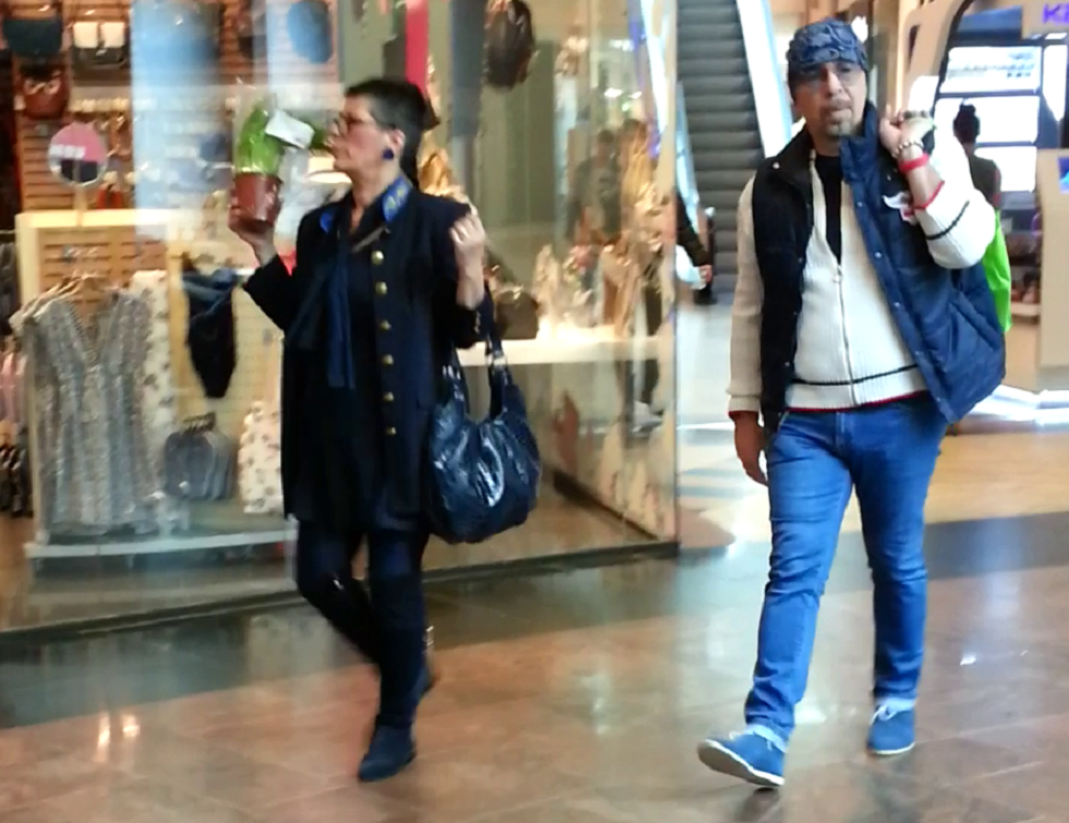 Doamna Pocorschi isi tine geanta ca o domnisoara cocheta