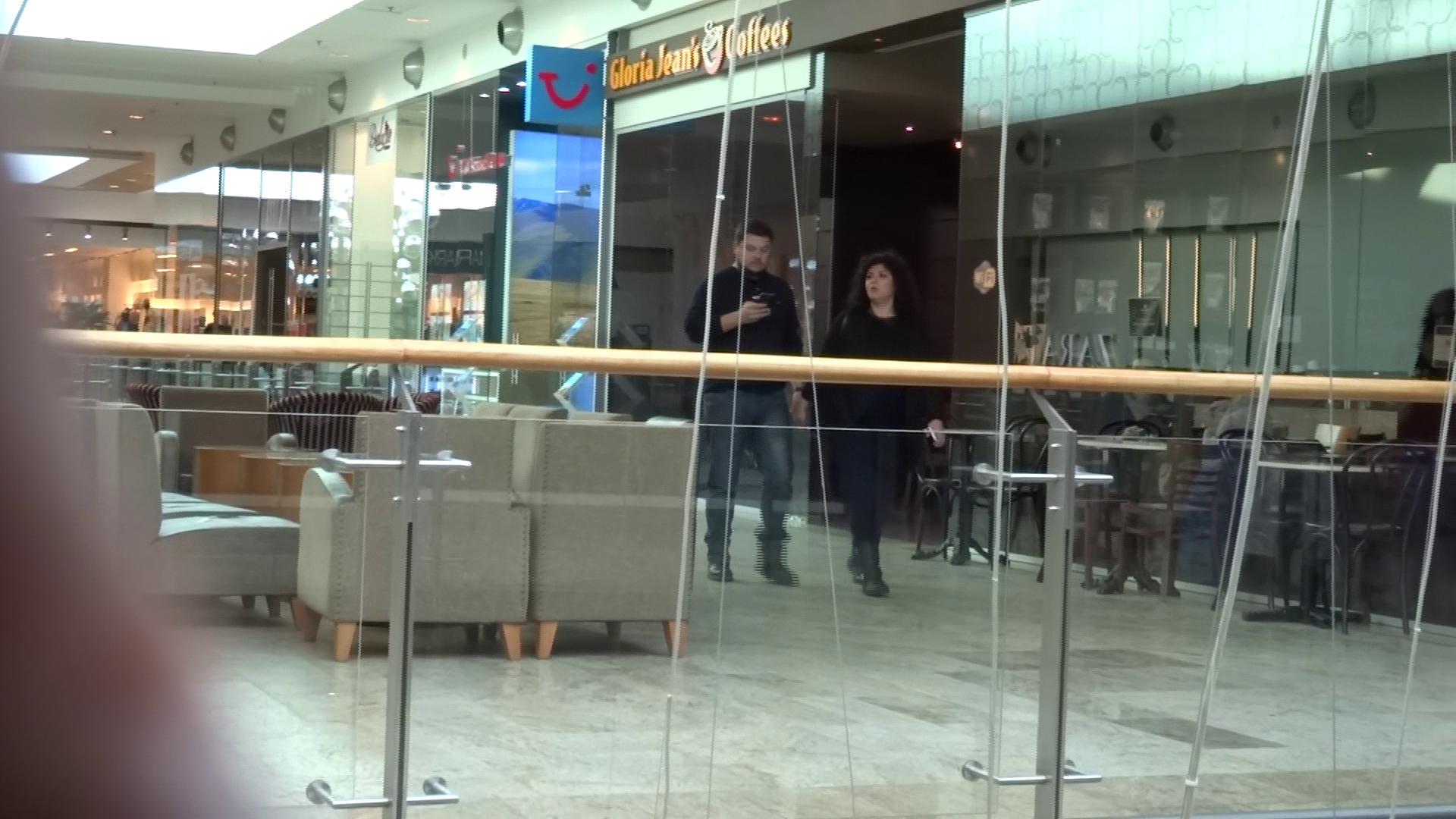 Mihai Bobonete, de mana cu sotia prin mall