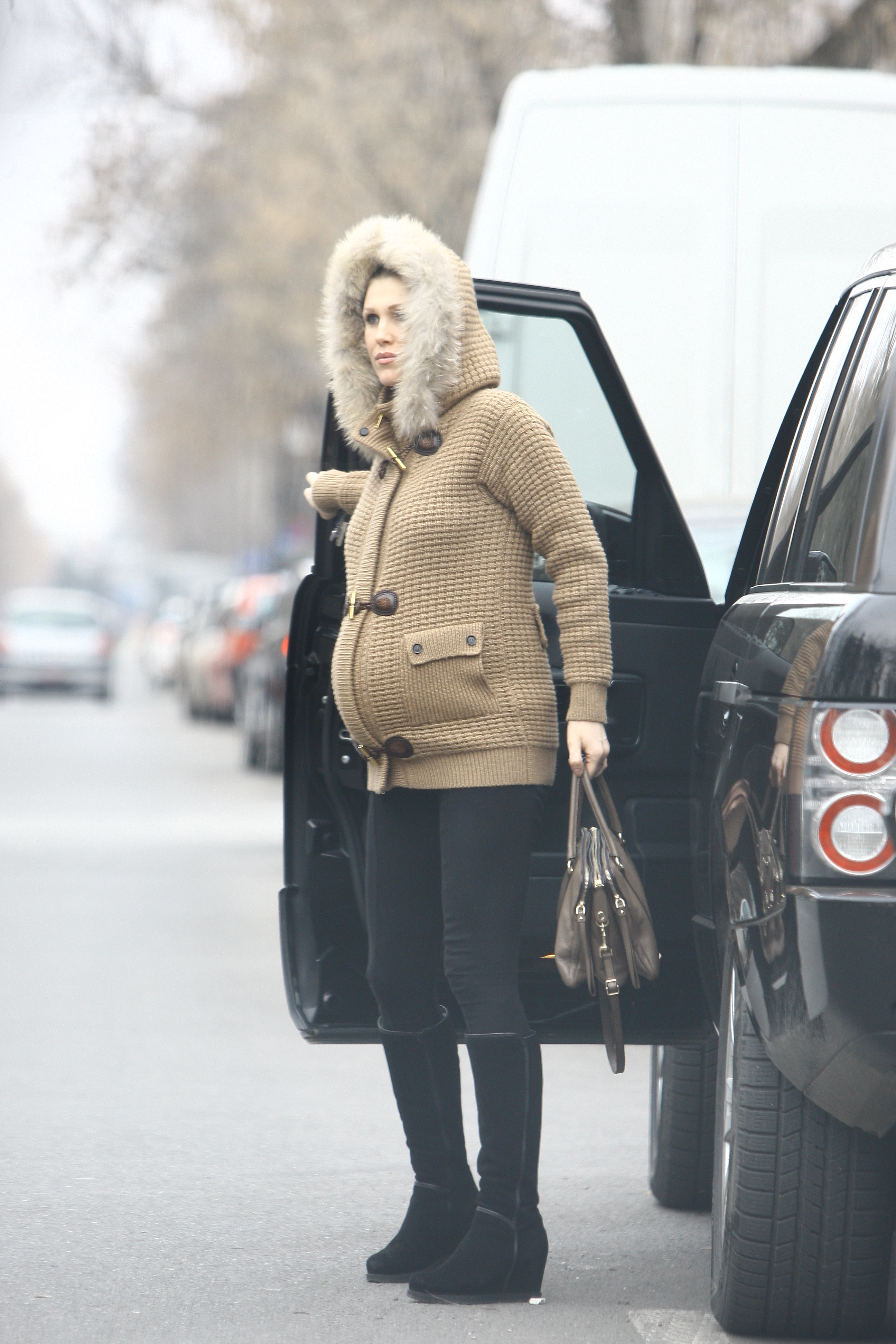 Solista are o burtica proeminenta, dar nu s-a ingrasat absolut deloc