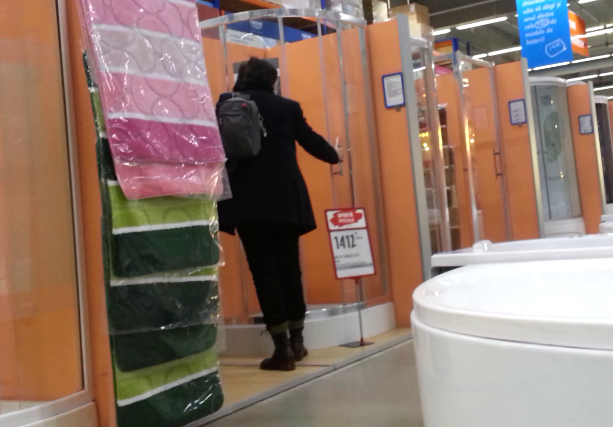 Actrita a analizat o cabina de dus