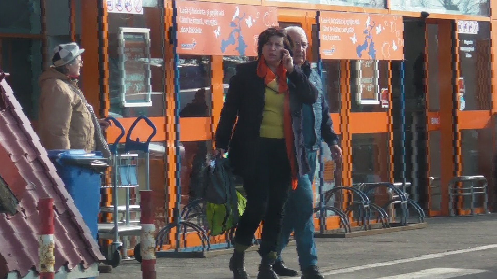 A iesit din magazin fara sa cumpere nimic