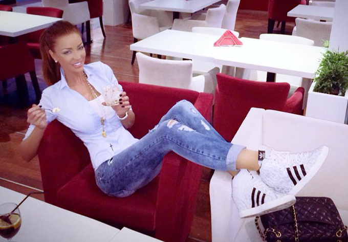 Bianca s-a fotografiat sambata, la ora 12:00 noaptea, in timp ce manca un tiramisu