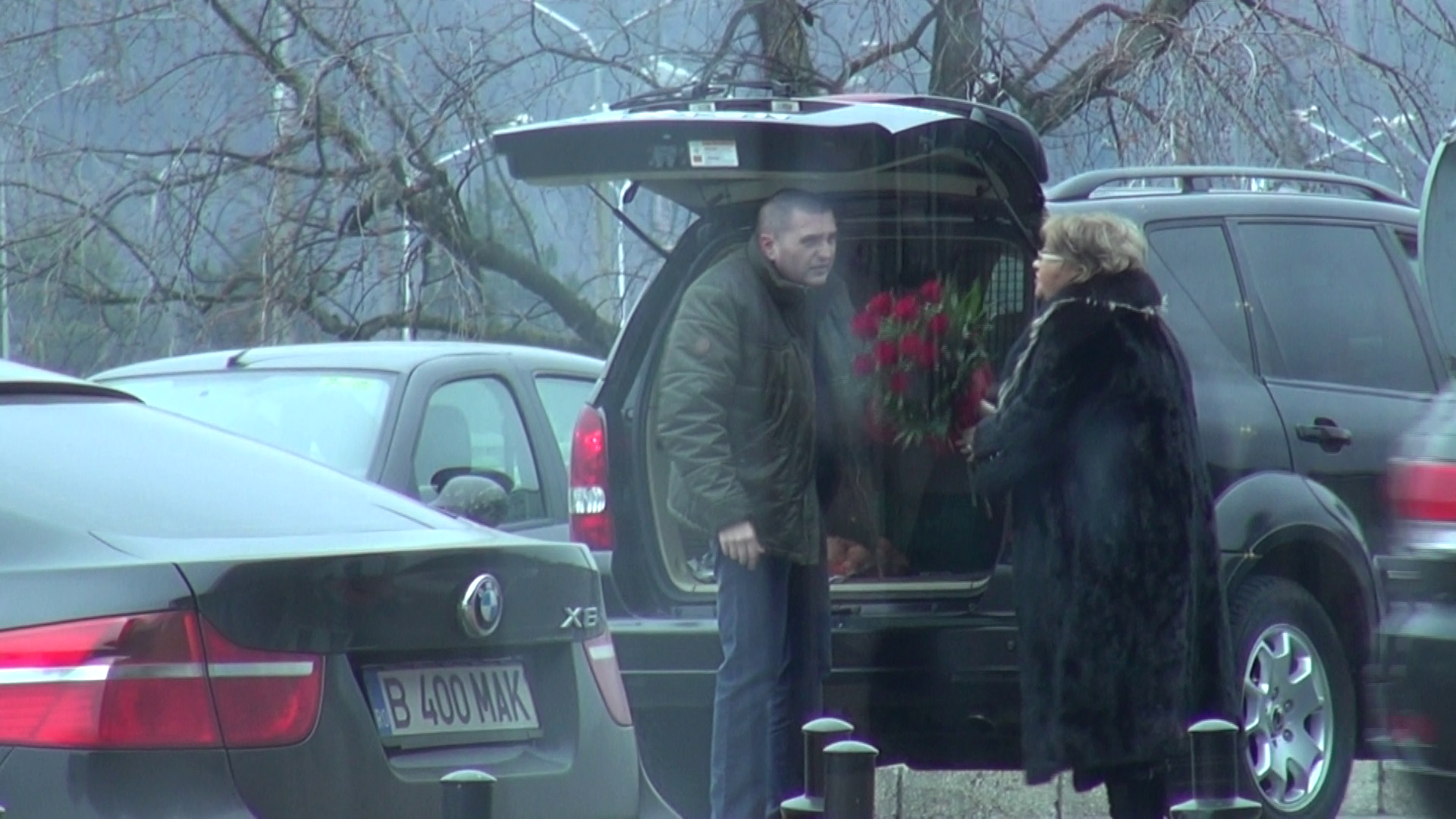 Marioara asteapta in masina pana cand avionul sa aterizeze