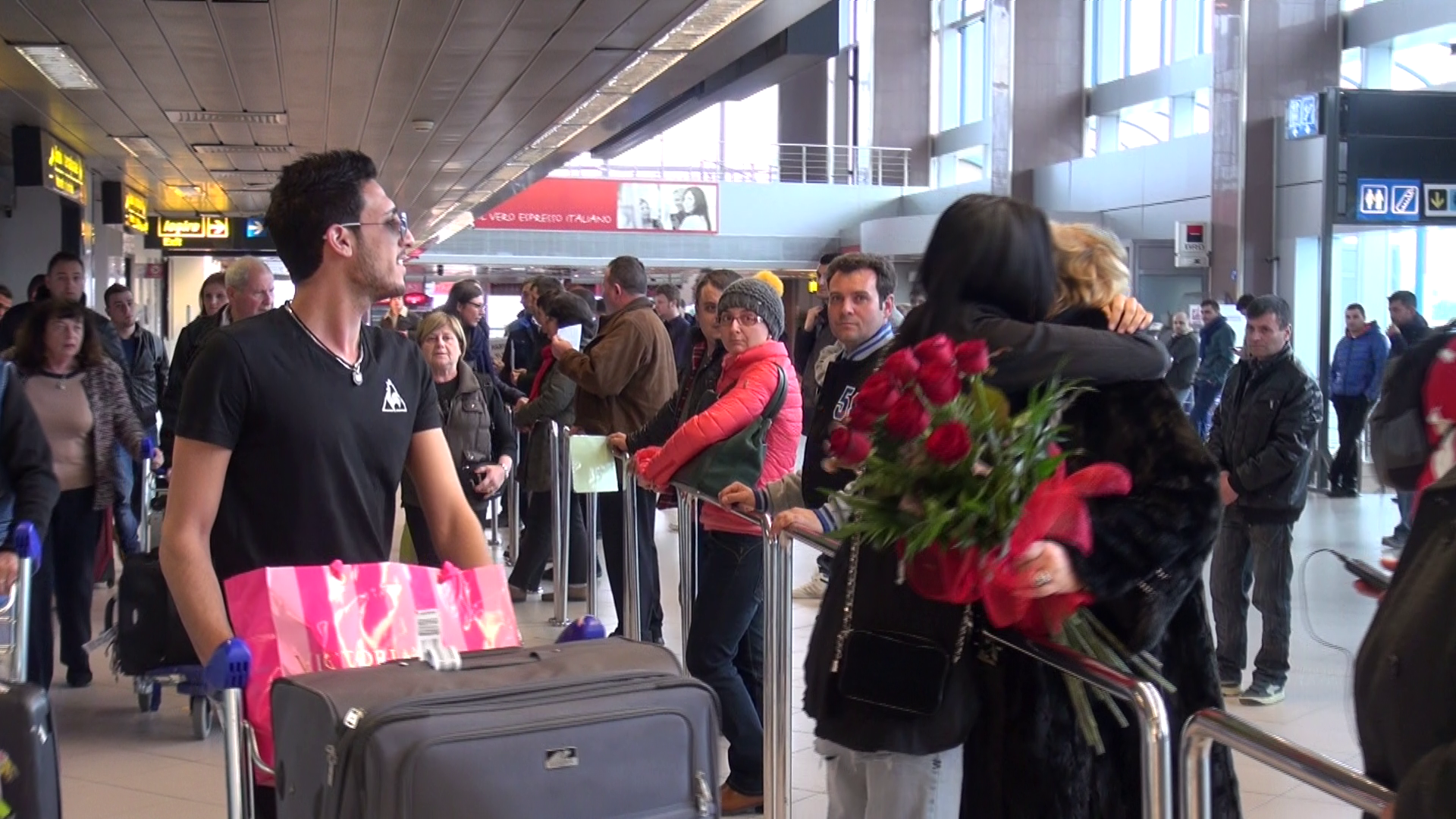 De cum o vede pe Marioara, bruneta ii sare direct in brate