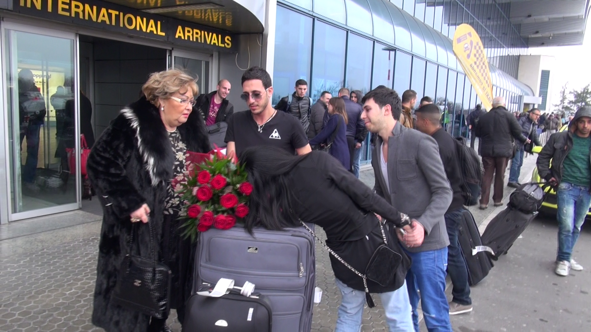 Alaturi de un prieten de-al israelianului, cei patru se indreapta spre casa Oanei