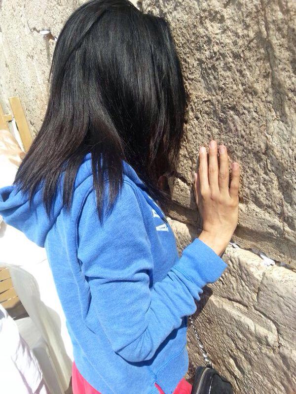 Oana a trecut si pe la Zidul Plangerii pentru a se ruga