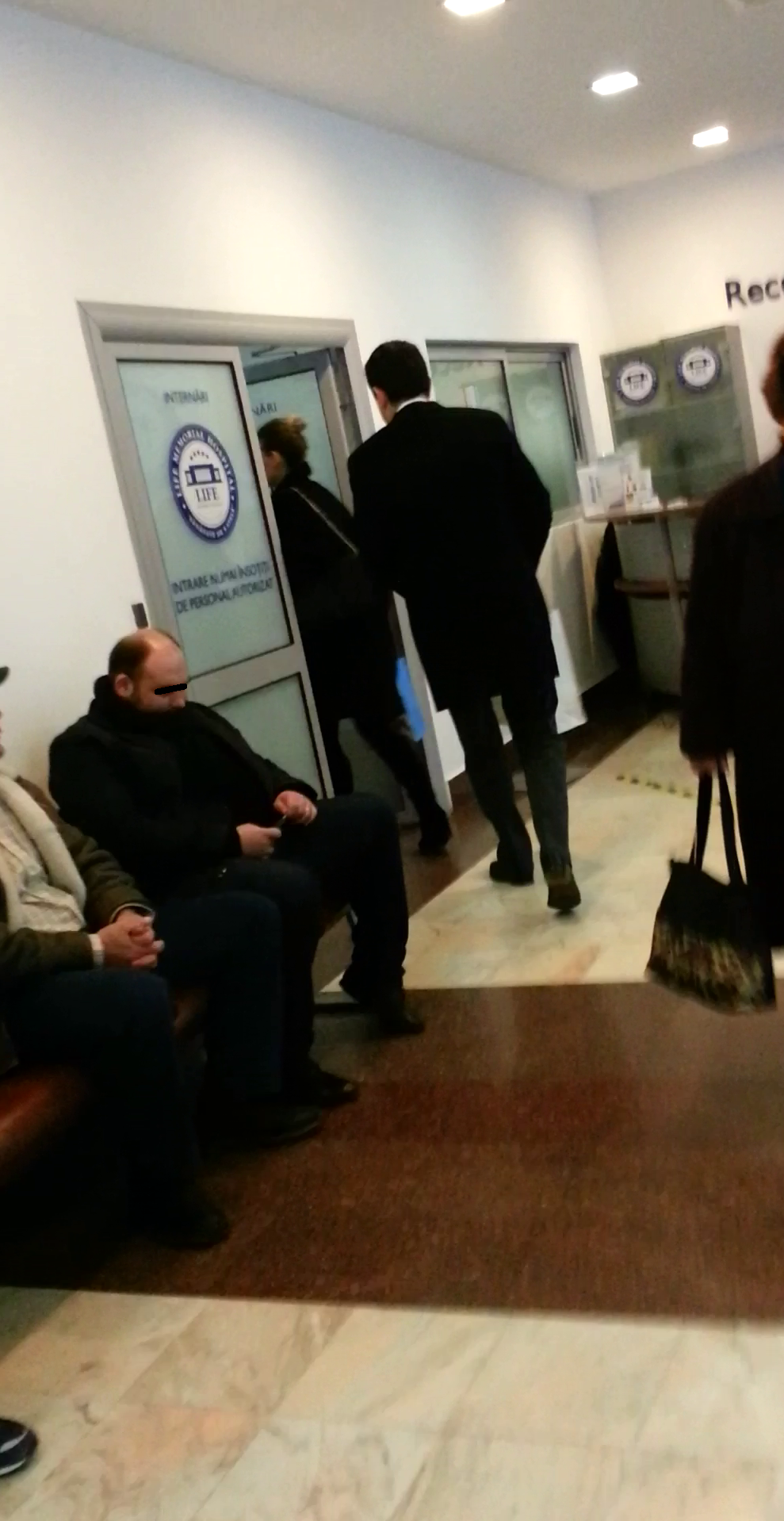 Cei doi au intrat impreuna in cabinetul medicului