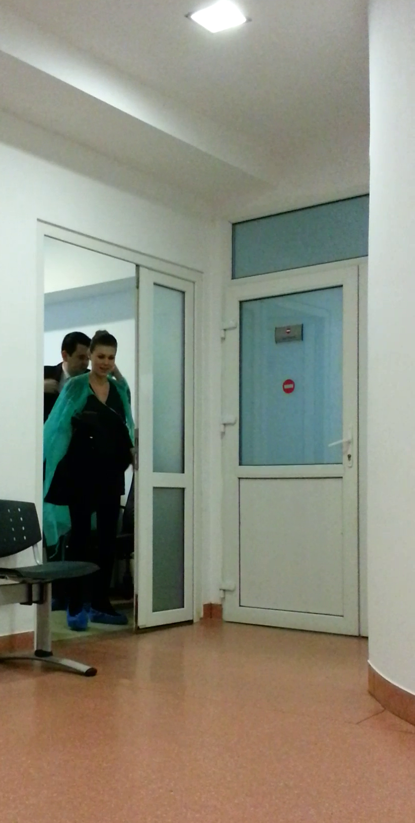 Dupa ce au imbracat hainele de protectie, Cristina si Dragos au iesit impreuna din cabinetul medicului