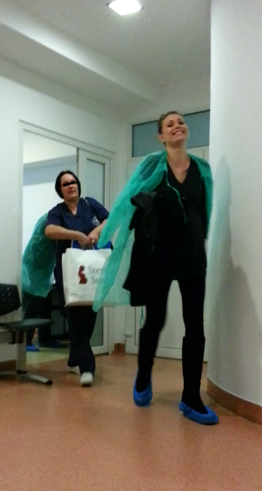 Artista radiaza de fericire, iar zambetul larg de pe chipul ei este cea mai buna dovada