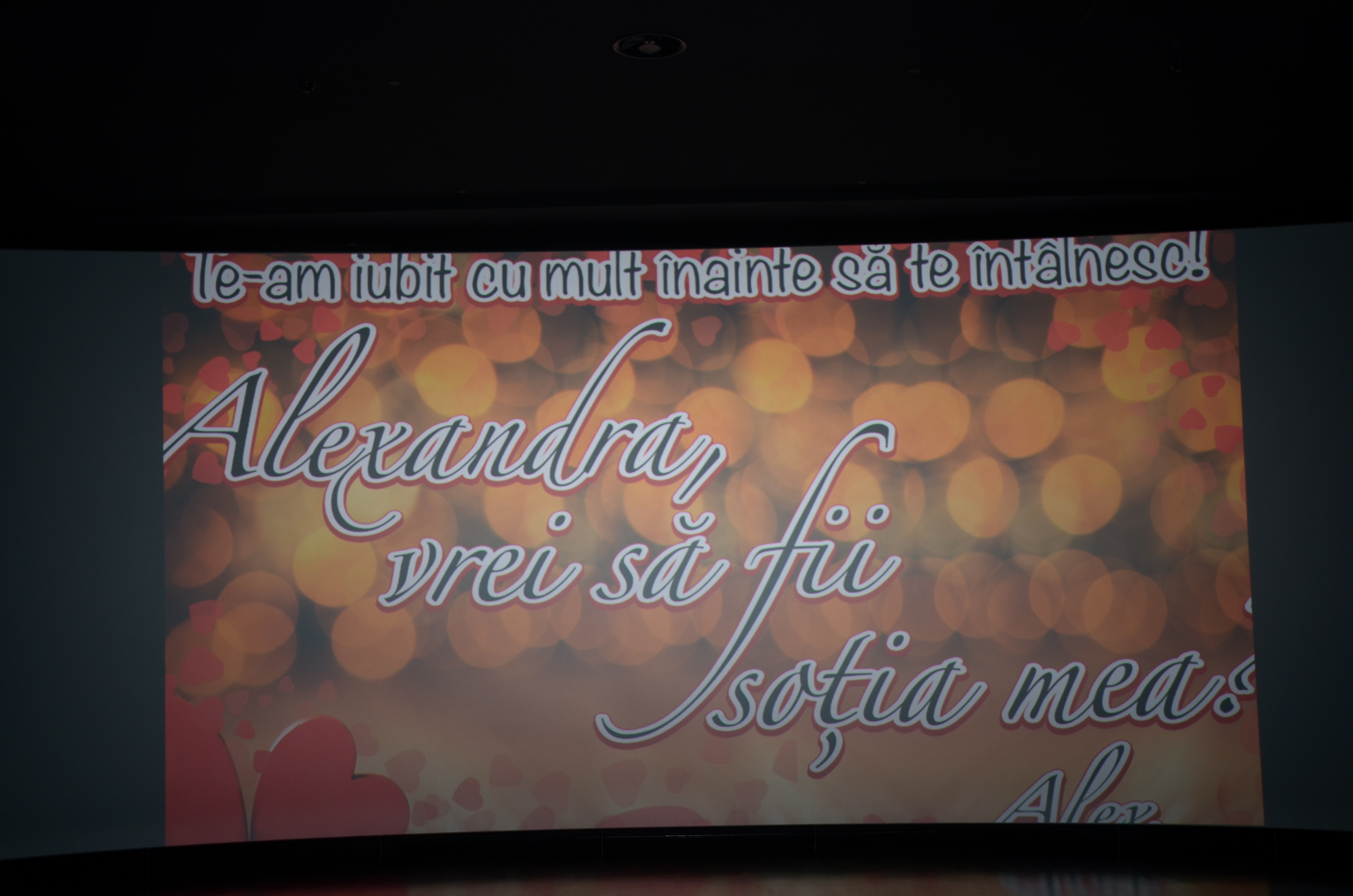 Alex a cerut-o de sotie pe iubita lui pe ecranul de la cinematograf