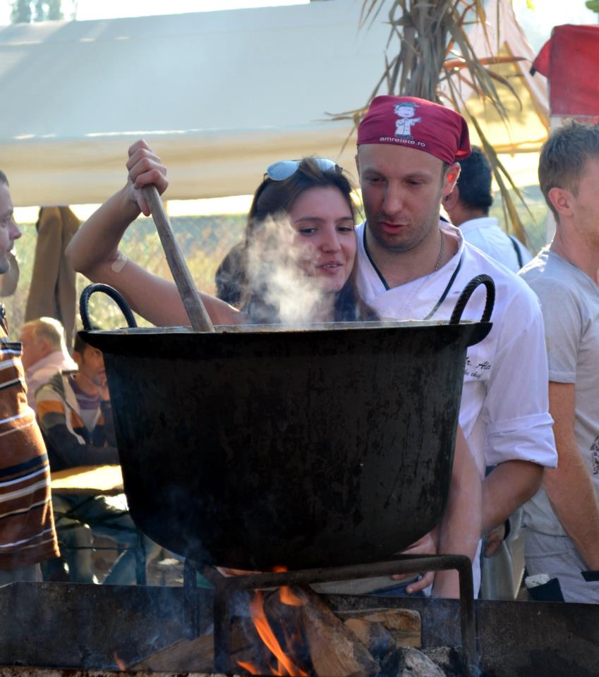 Dragostea pentru bucatarie i-a adus si mai aproape pe Alex si logodnica sa foto: Mehrzad Moghazehi