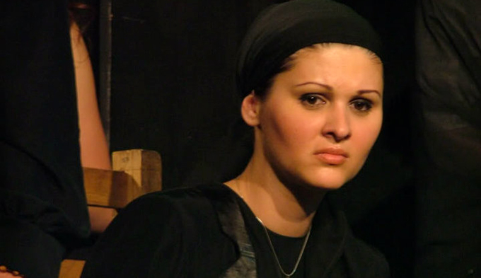 Oana a cochetat pentru o perioada cu teatrul