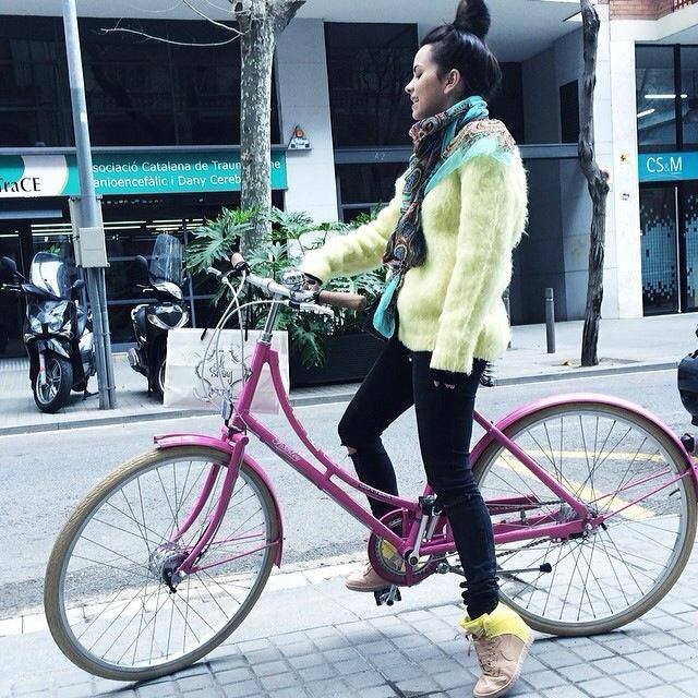 Inna a pornit sa colinde strazile din Barcelona pe bicicleta