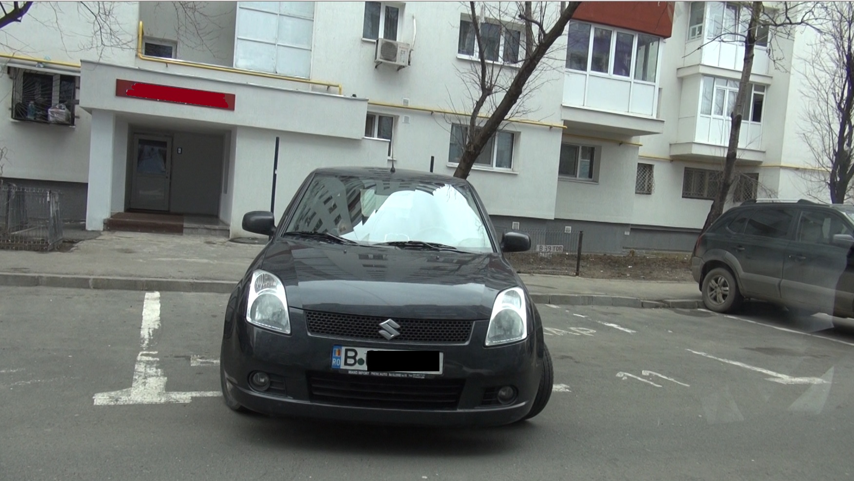 Actrita se chinuie din trei incercari sa parcheze pe locul ei