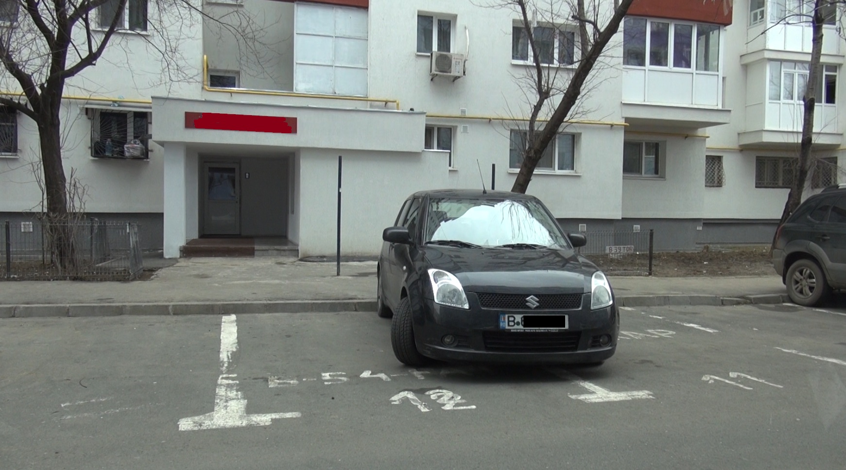 Actrita se chinuie din trei incercari sa parcheze pe locul ei