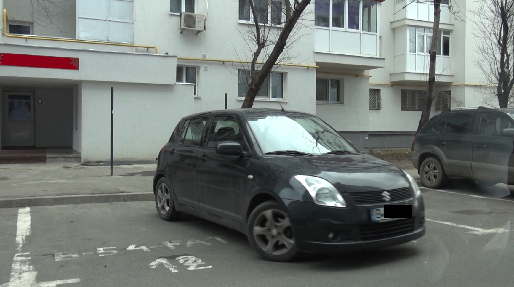 Actrita se chinuie din trei incercari sa parcheze pe locul ei