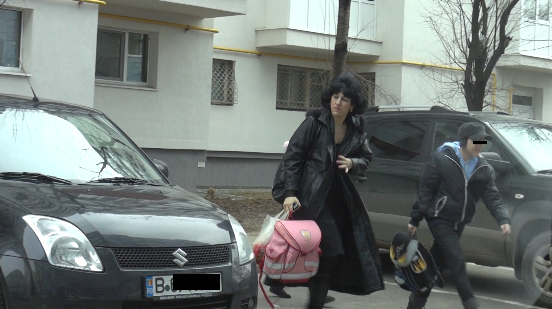 Dupa ce reuseste sa puna masina pe locul ei, actrita mai face o verificare