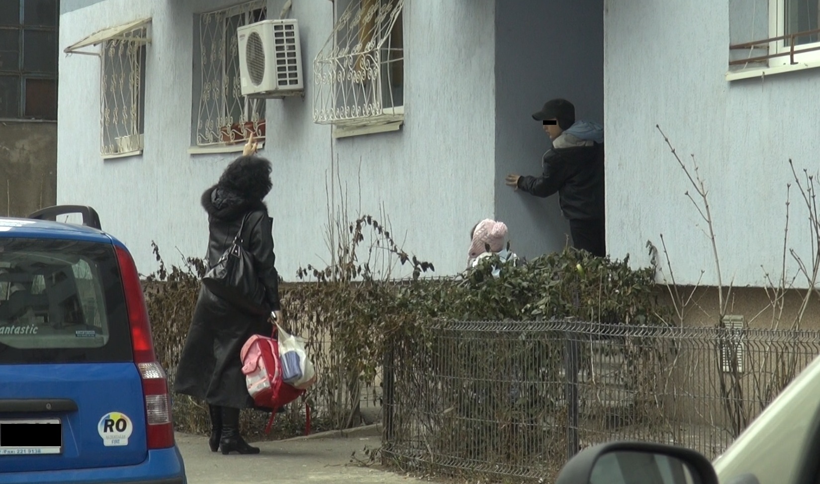 Actrita le semnaleaza copiilor o alta problema inainte de a intra in casa