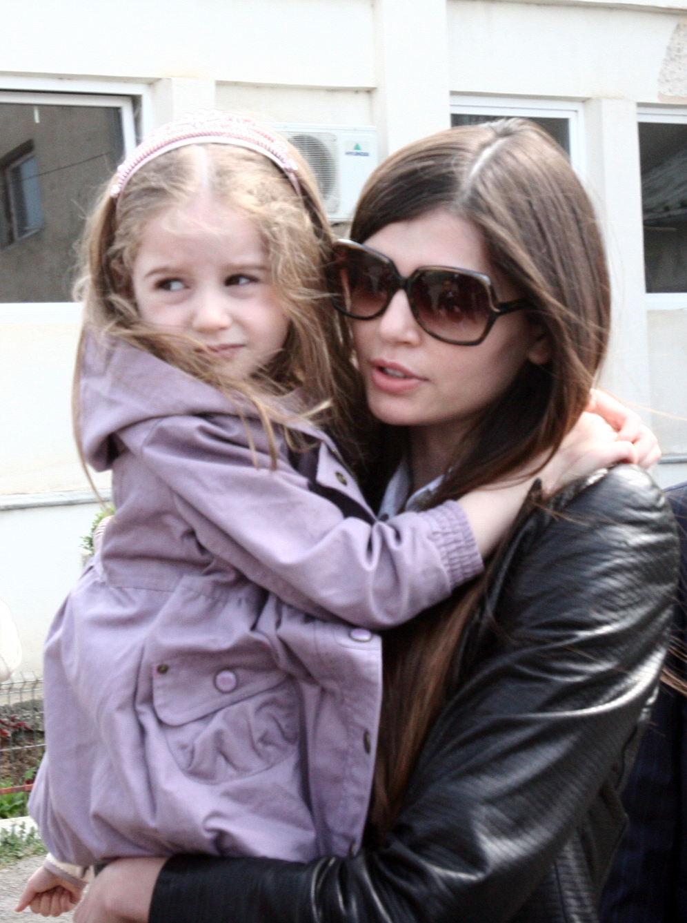 Moni are o fetita rezultata din mariajul cu Irinel Columbeanu, iar recent, a renuntat la custodia ei