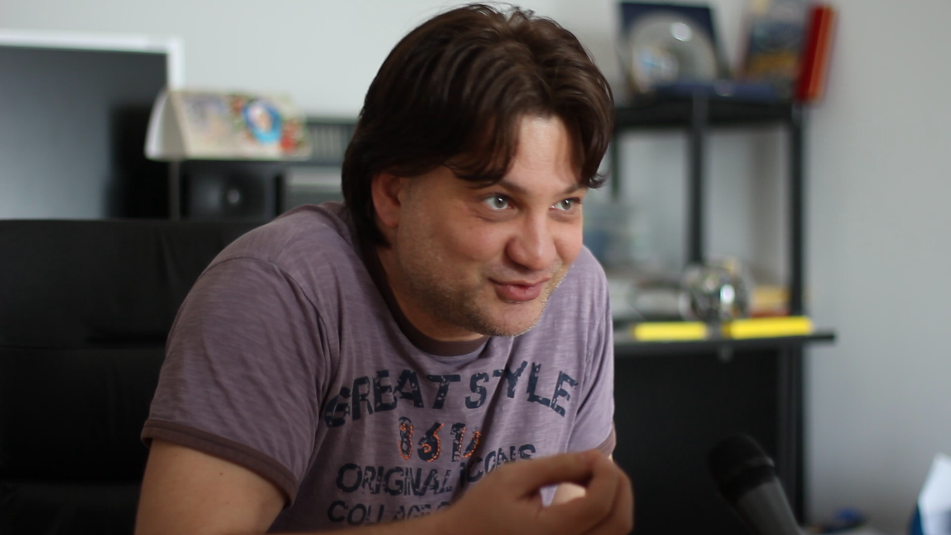 Atunci cand isi aminteste de vrajitoarea care i-a trecut pragul, Mihai se amuza pe cinste