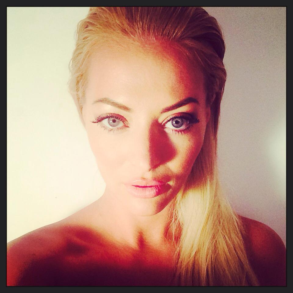 Fanii Deliei au fost incantati de poza in care cantareata apare cu parul desfacut si cu umerii goi