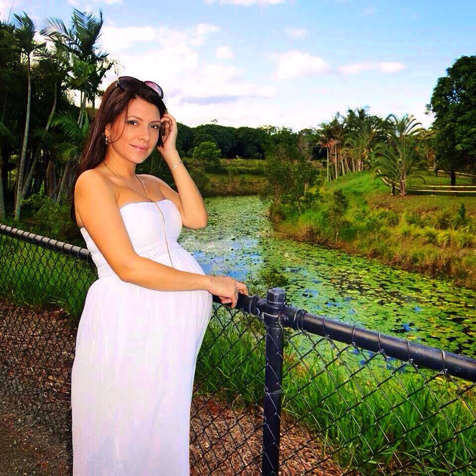 Fanii Celiei s-au mirat de burta ei