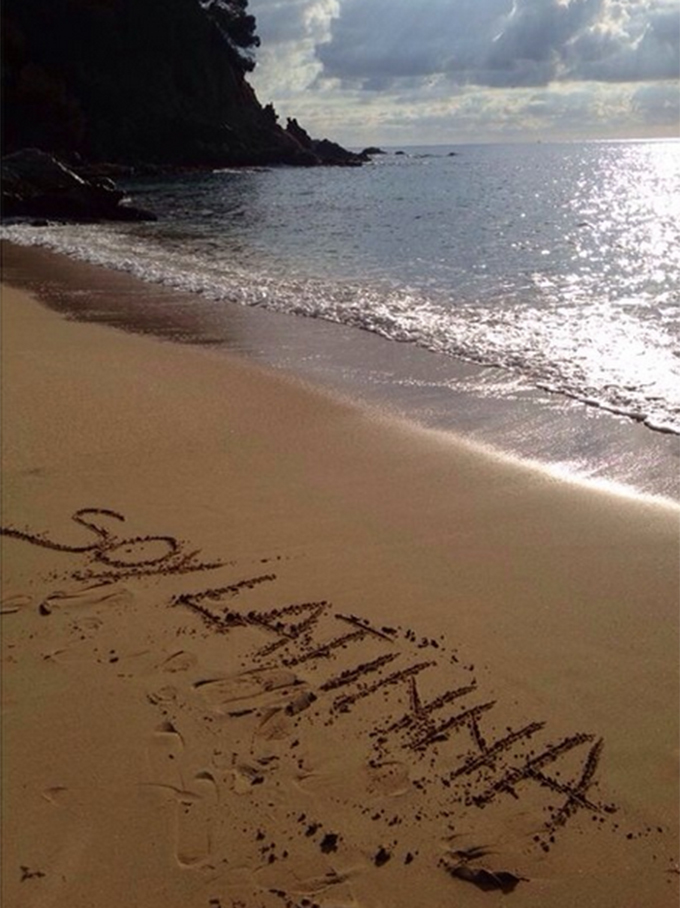 Inna a scris pe nisip 