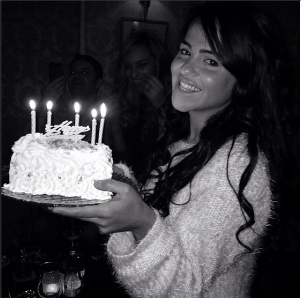 Bruneta a fost intampinata cu tort de ziua ei de nastere