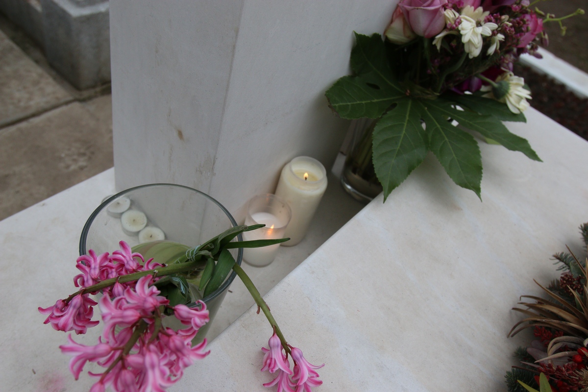 la mormantul marelui maestru Sergiu Nicolaescu florile sunt mereu proaspete si lumanarile aprinse