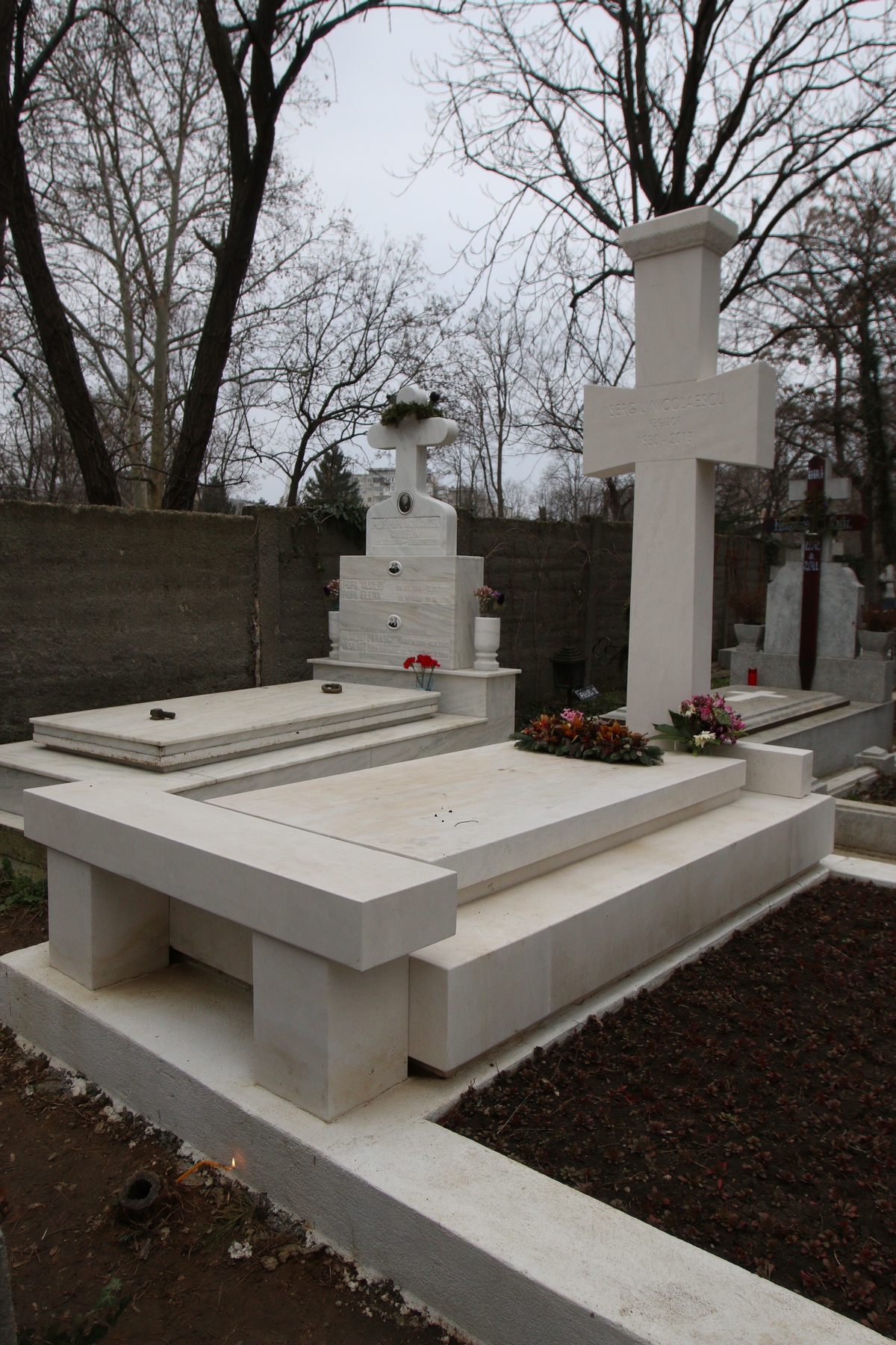 Monumentul funerar al lui Sergiu Nicolaescu este mereu curat si florile sunt aranjate
