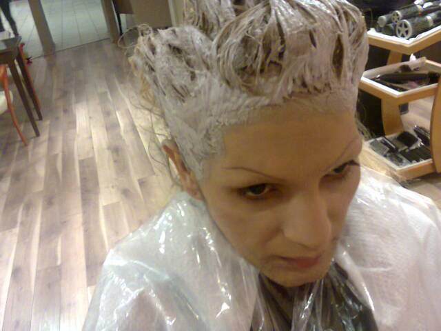 Naomy s-a dus ieri la coafor