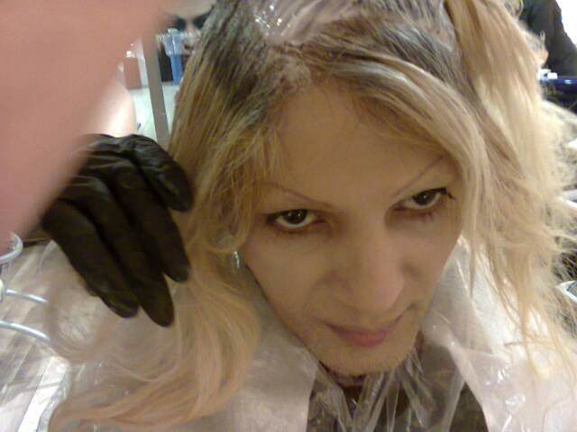 Naomy isi va face parul bucle, in seara concursului