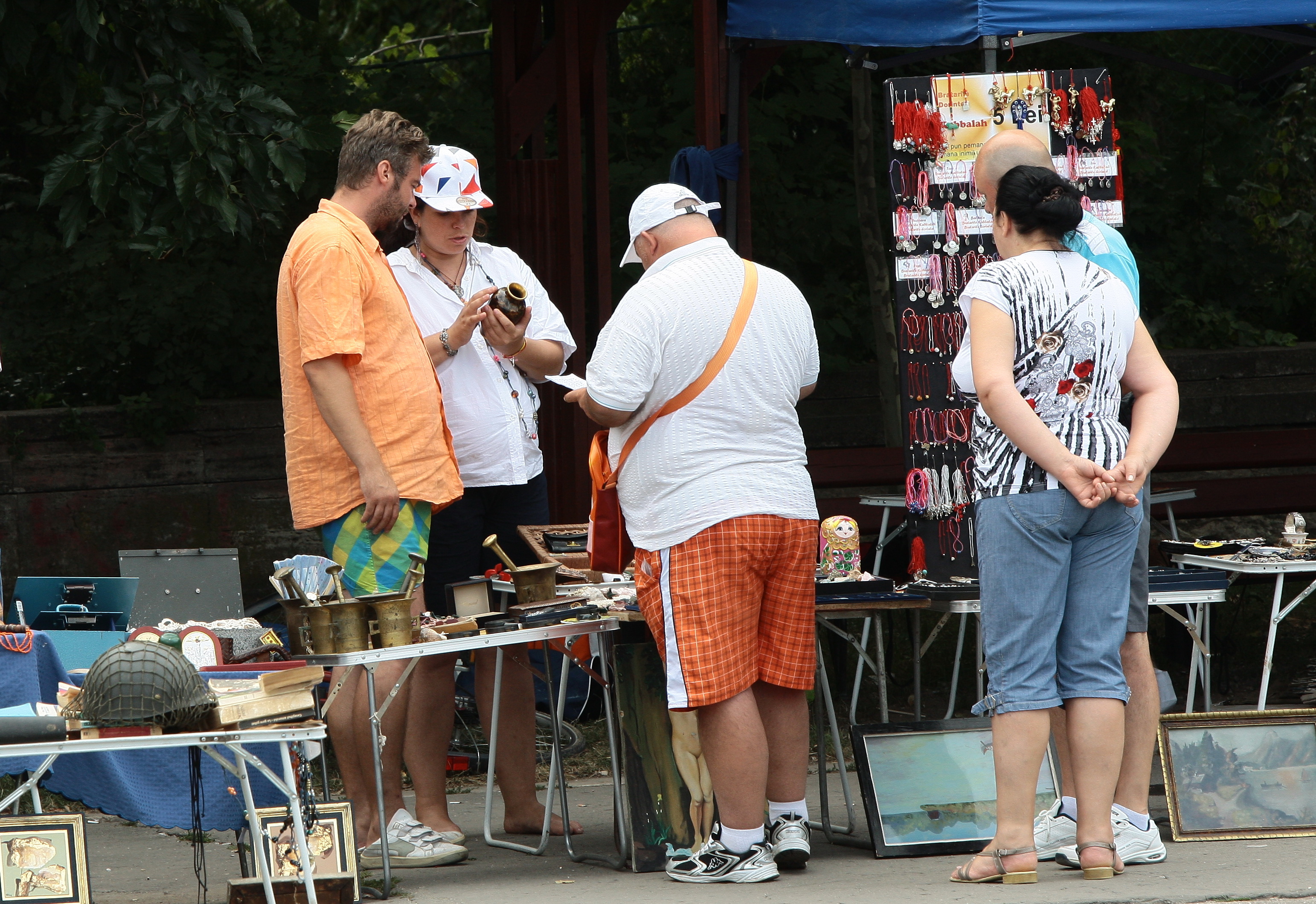 In vara, Sebi o ajuta pe sotia lui la confectionarea bijuteriilor, pe care le vindeau impreuna la taraba