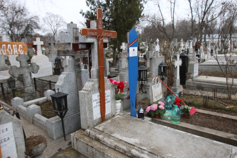 Mormantul este foarte ingrijit, iar florile sunt mereu schimbate