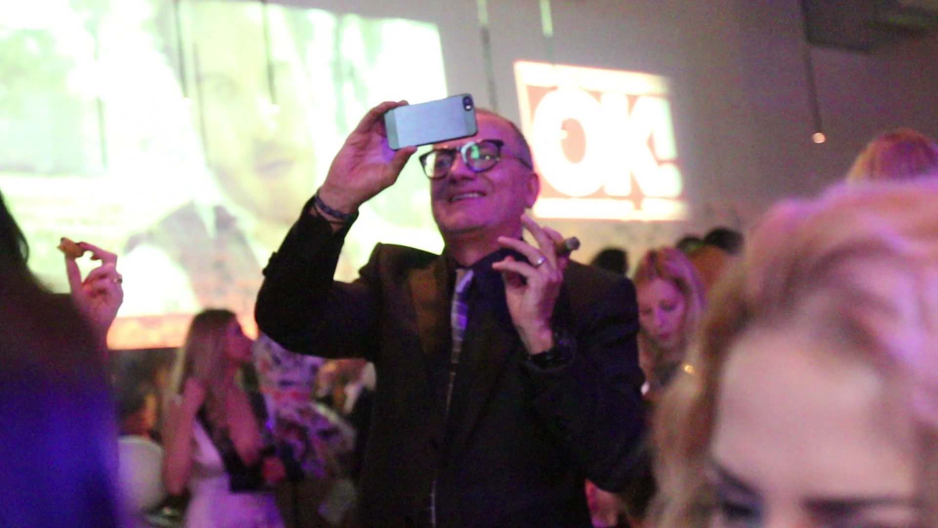 Milionarul si-a filmat sotia in timp ce aceasta canta