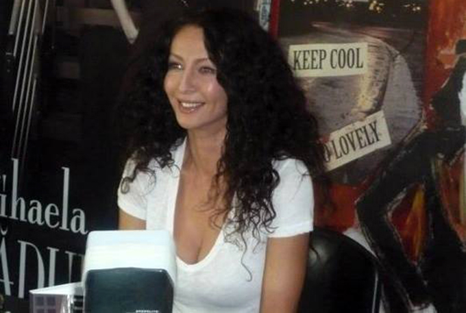 Mihaelei ii place sa se bage in seama cu strainii