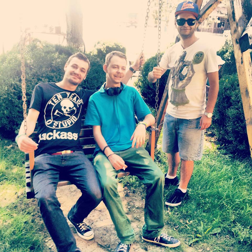 Razvan, alaturi de colegul sau Smokey si de Daniel, managerul sau (de la stanga la dreapta) foto: Facebook