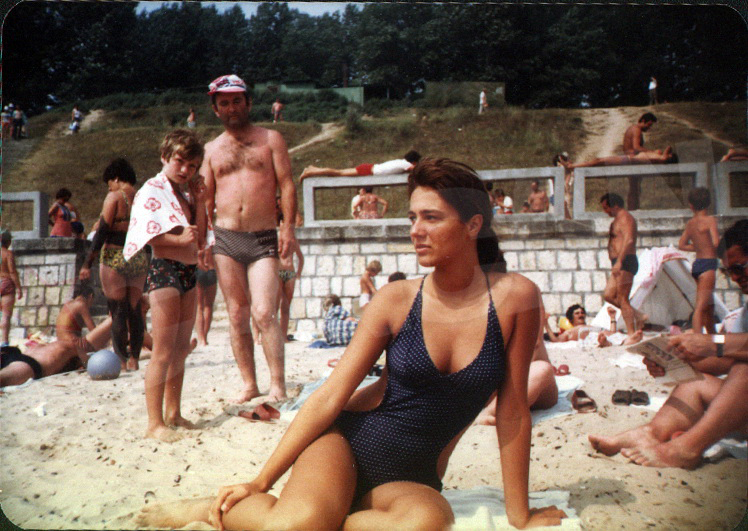 Dana a debutat in modelling dupa ce a intrat in facultate, in '93, la ASE