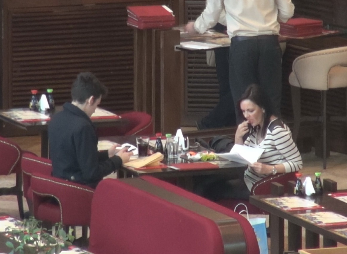 Manuela rasfoieste paginile dosarului, umezindu-si degetul cu saliva