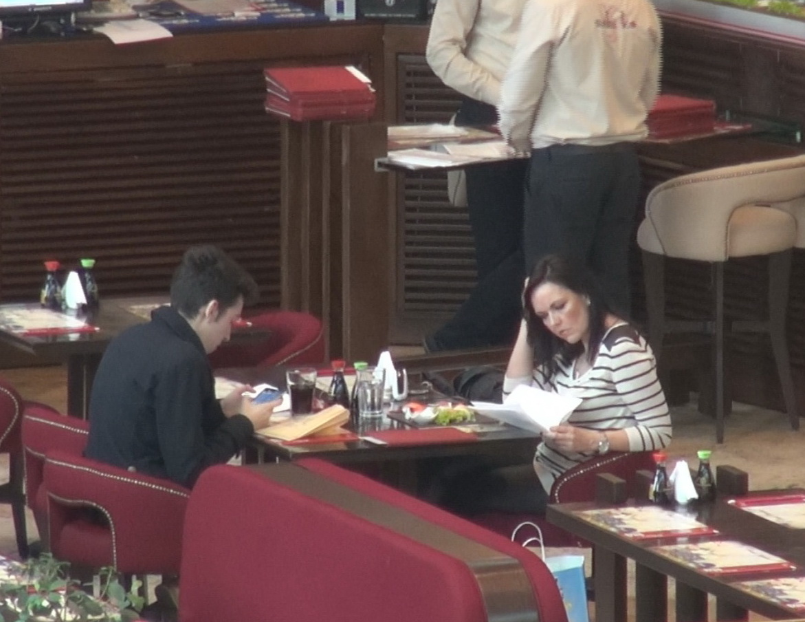 Cantareata isi trece mana prin par