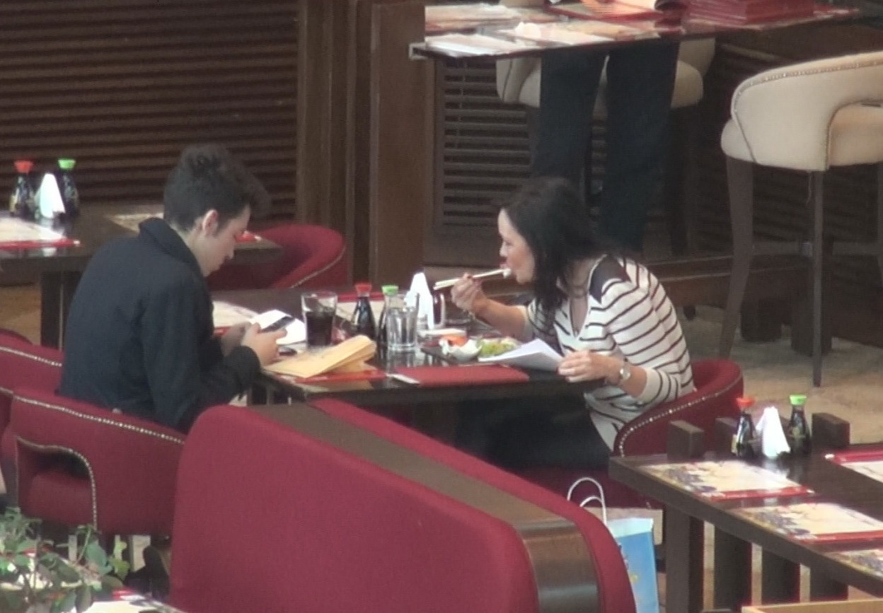 Cantareata si fiul sau, Edi, obisnuiesc sa ia masa impreuna in oras, iar de data aceasta au ales un local japonez