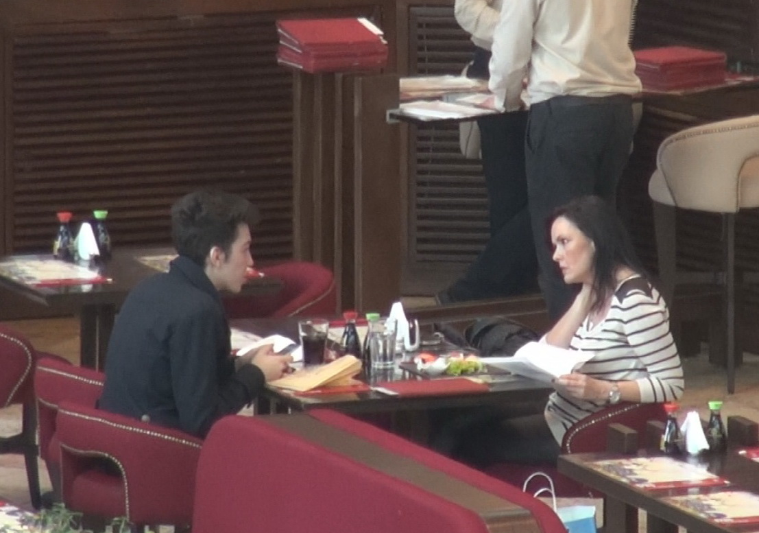 Vedeta continua seria gesturilor care tradeaza neliniste, ducandu-si mana la gat