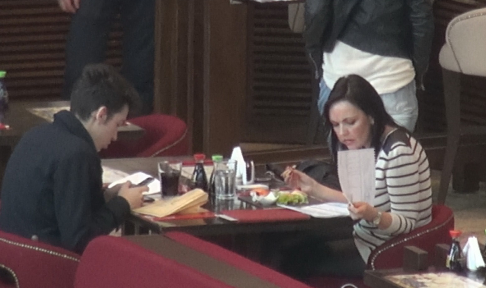 Manuela mananca si, in acelasi timp, e cu ochii in documente