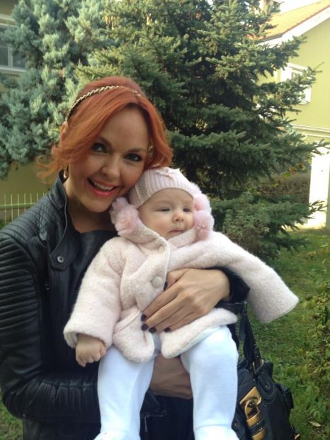 Manuela, alaturi de fetita ei, Lara