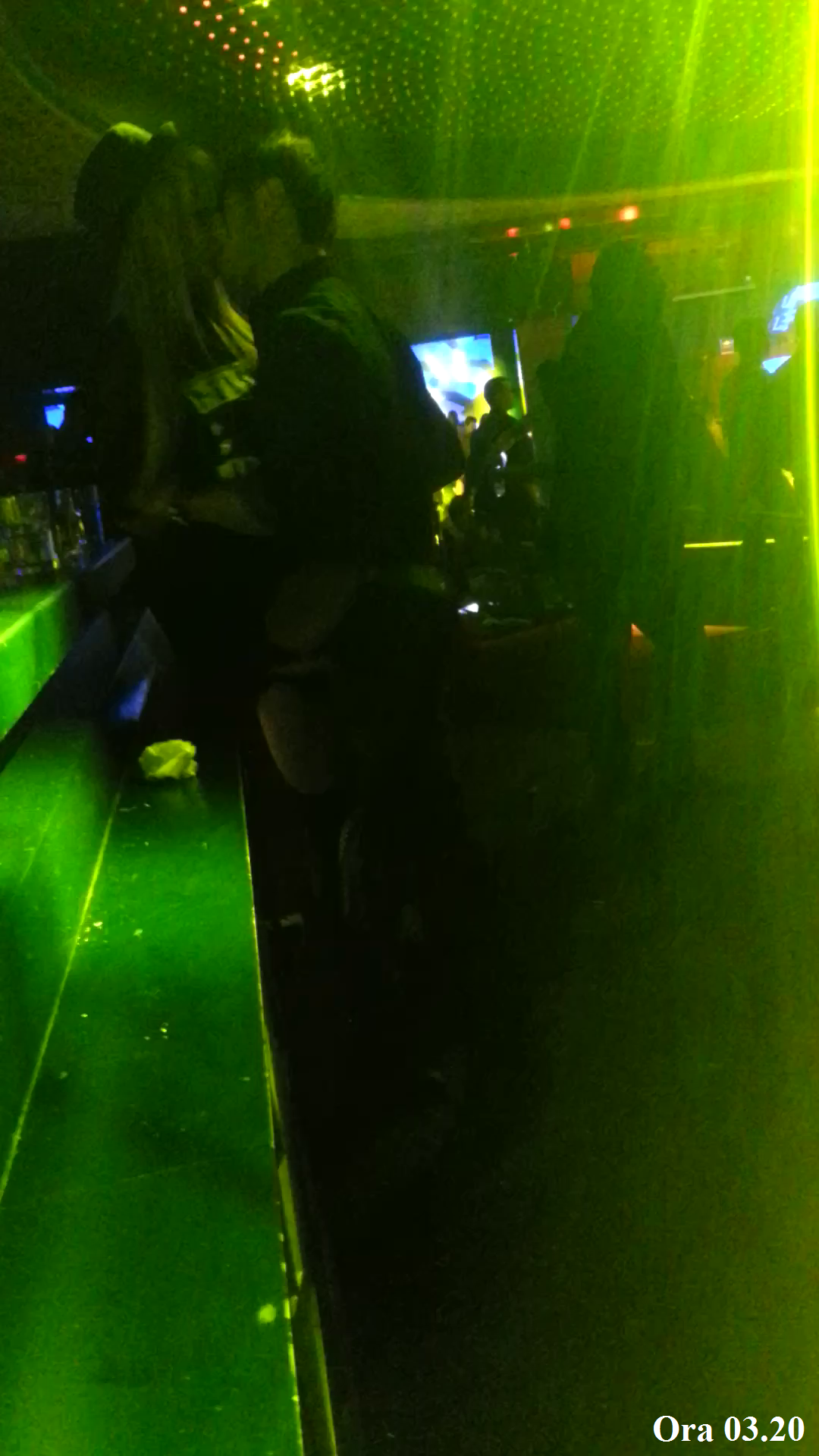 Dima reusea cu greu sa isi ia mainile de pe blonda cu care s-a sarutat minute bune