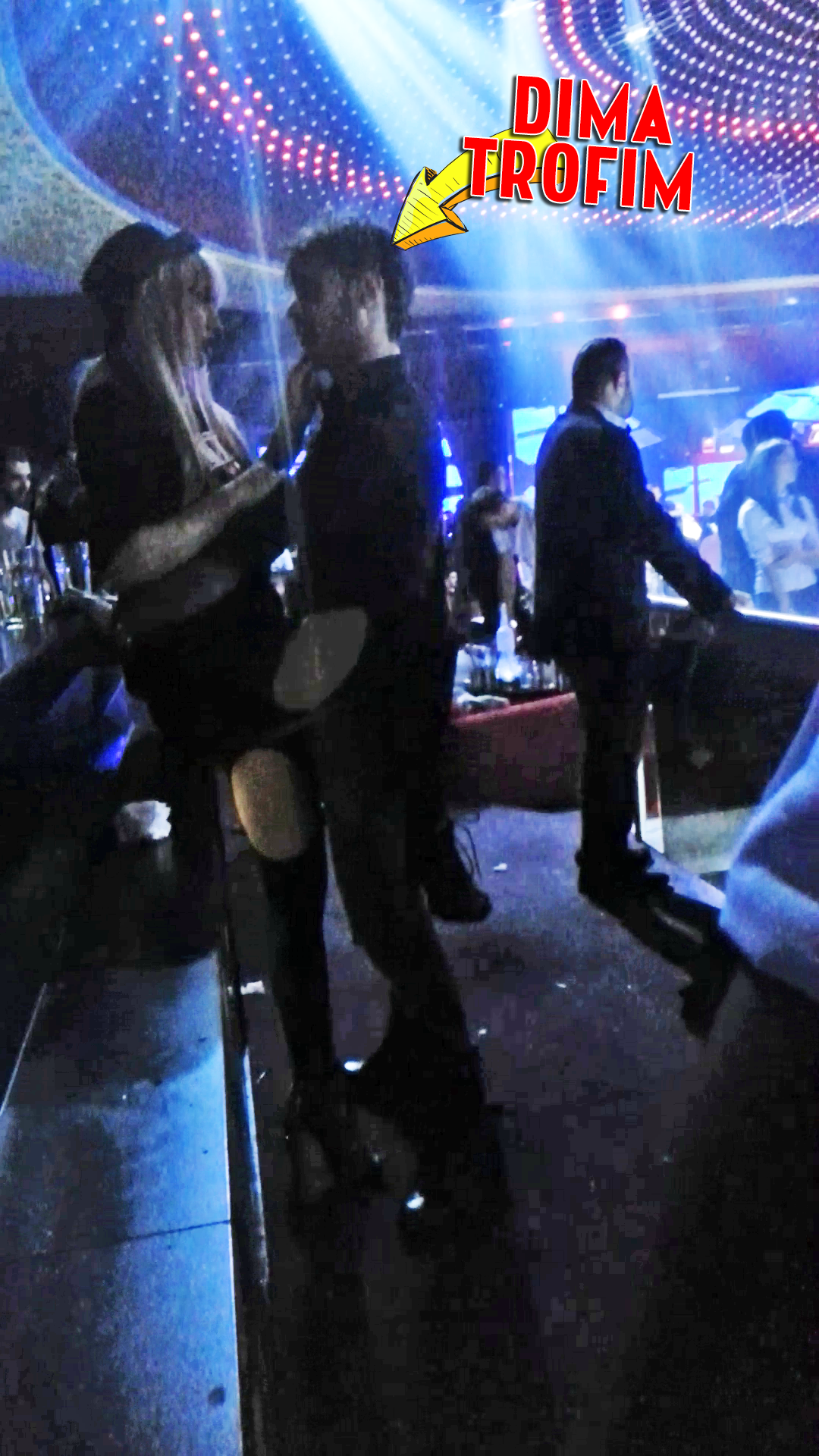 Actorul parea vrajit de tanara cu care s-a distrat in club