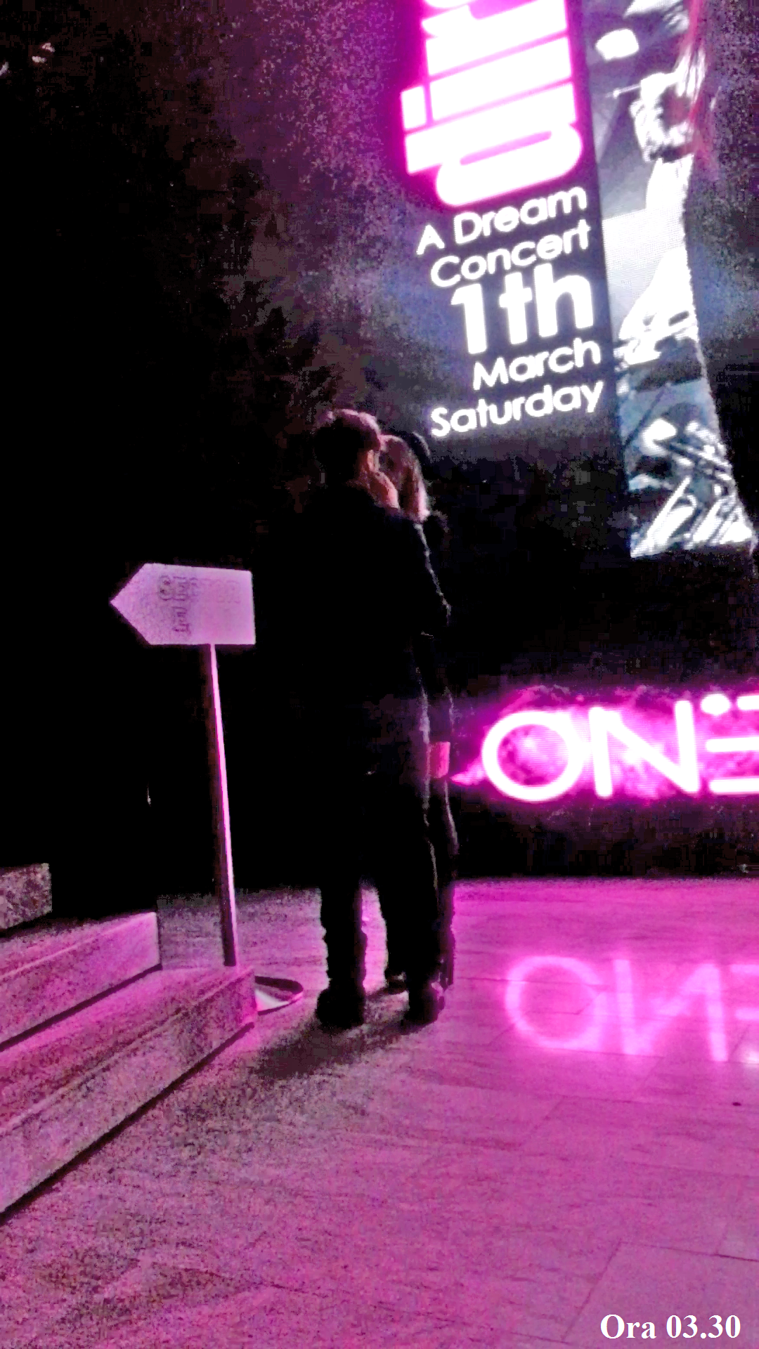 Dima si iubitul ei au iesit din club sa ia o gura de aer, insa nu s-au putut abtine sa nu se sarute