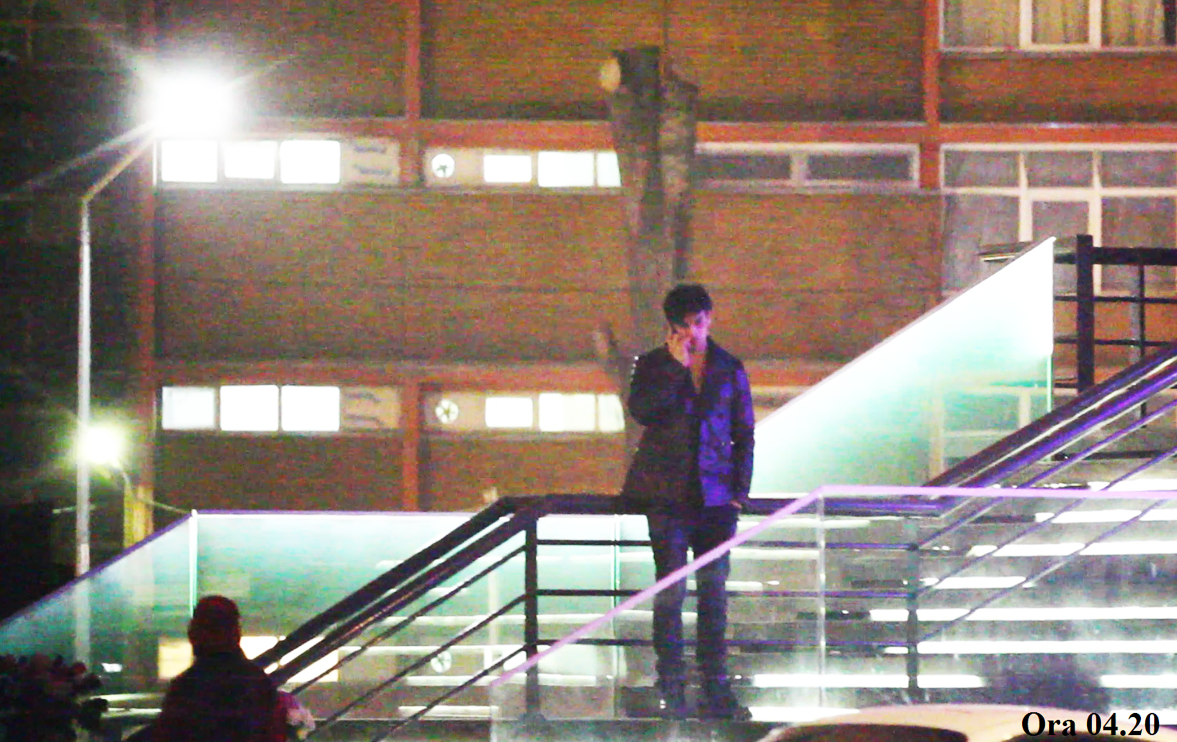 Dima a iesit din club singur si a inceput sa dea cateva telefoane