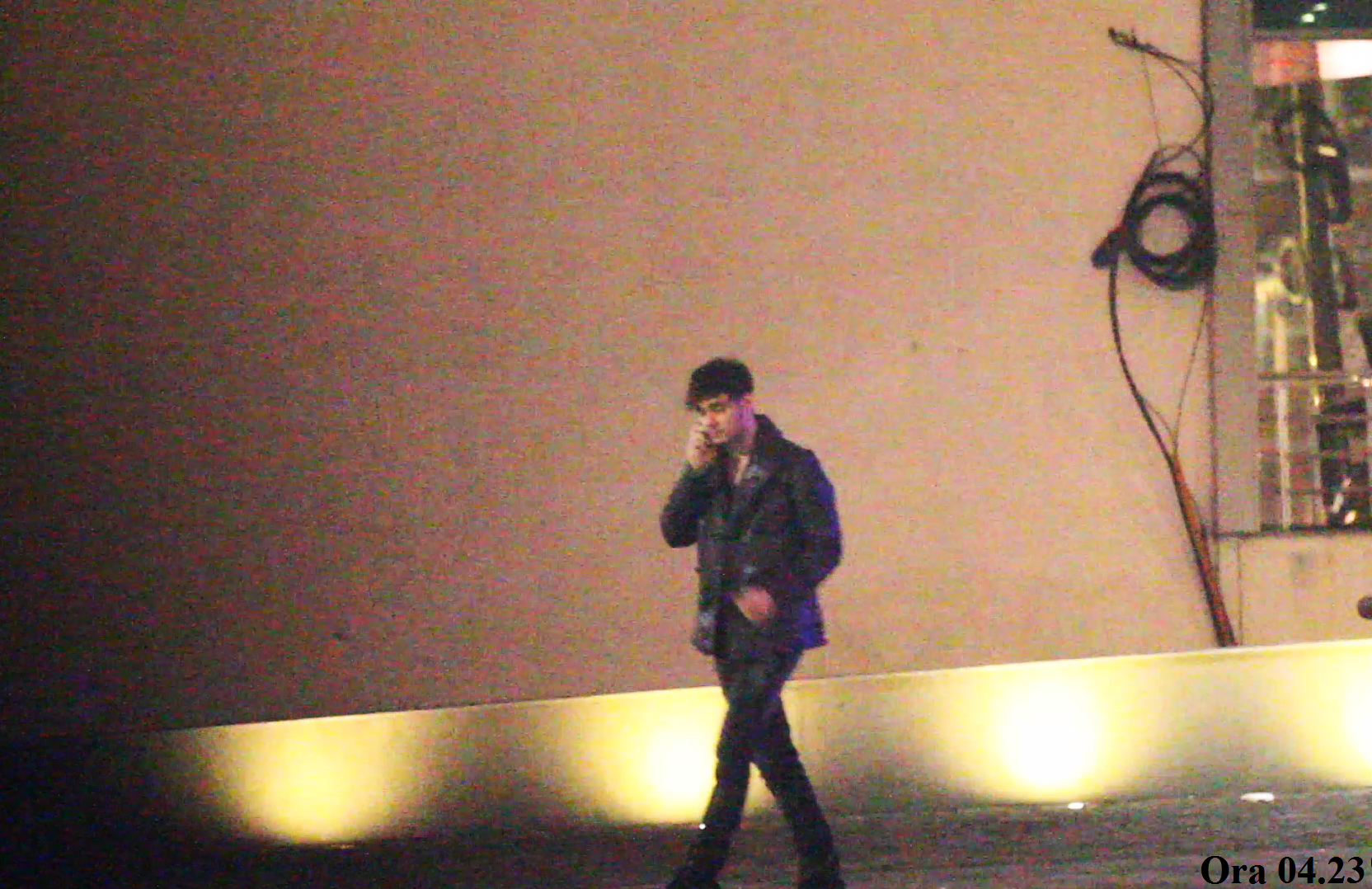 Actorul a plecat spre parcare, unde a asteptat taxiul