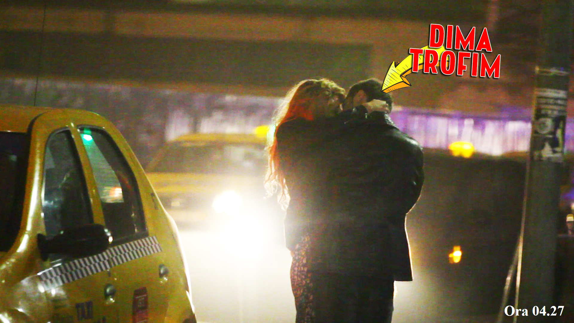 In timp ce astepta taxiul, Dima s-a sarutat cu alta blonda